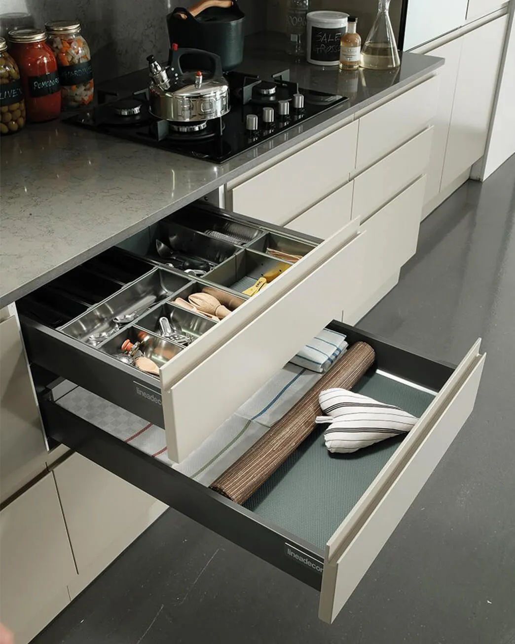 Antaro Drawer