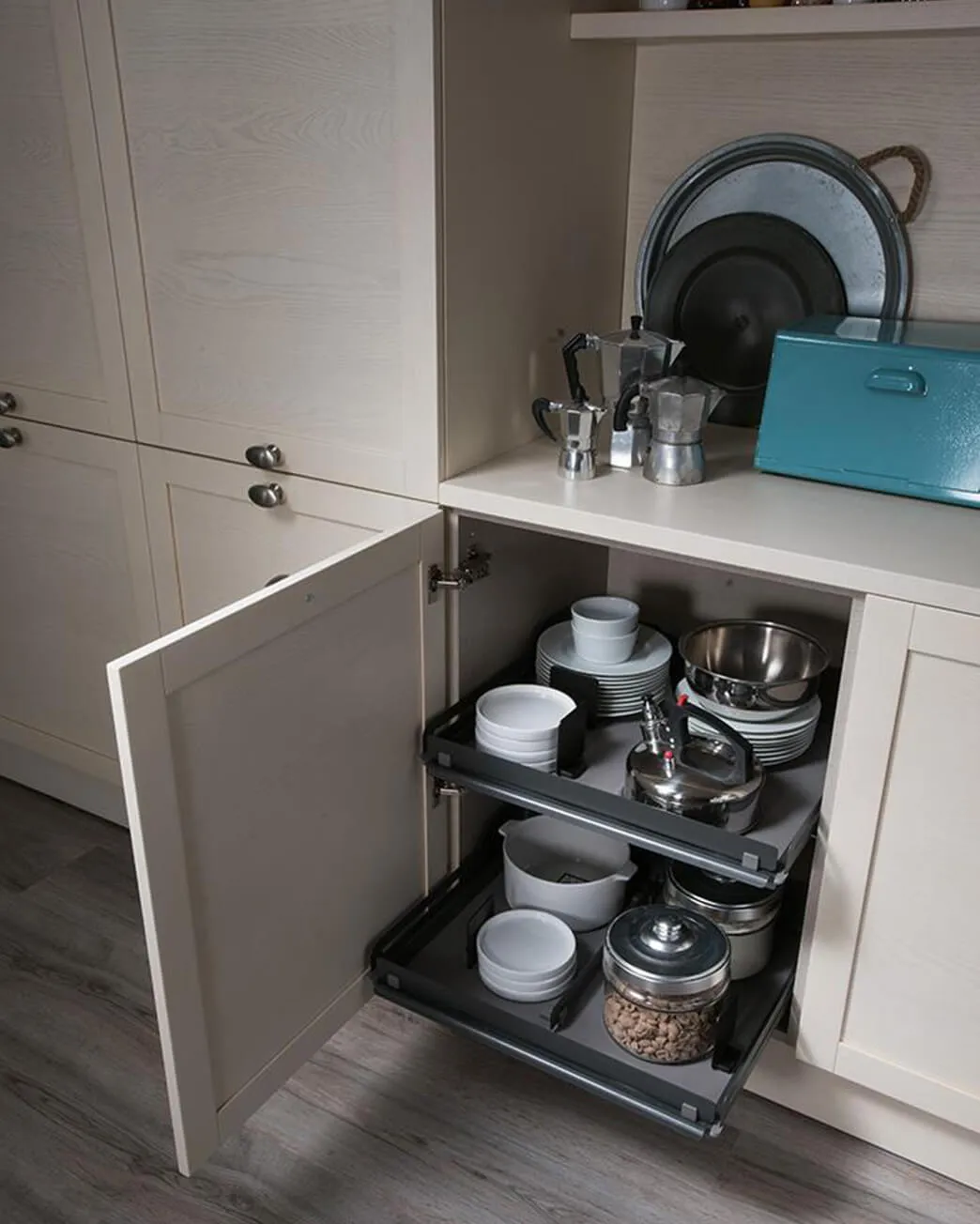 Base Unit with Comfort Pull-Out Shelves