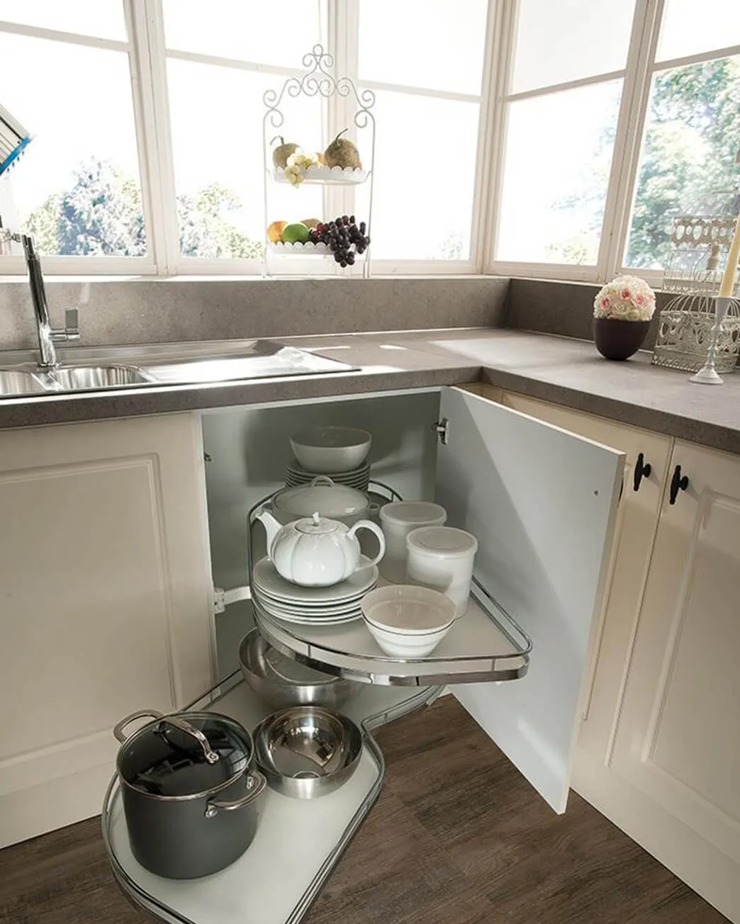 Swing-Out Corner Base Unit
