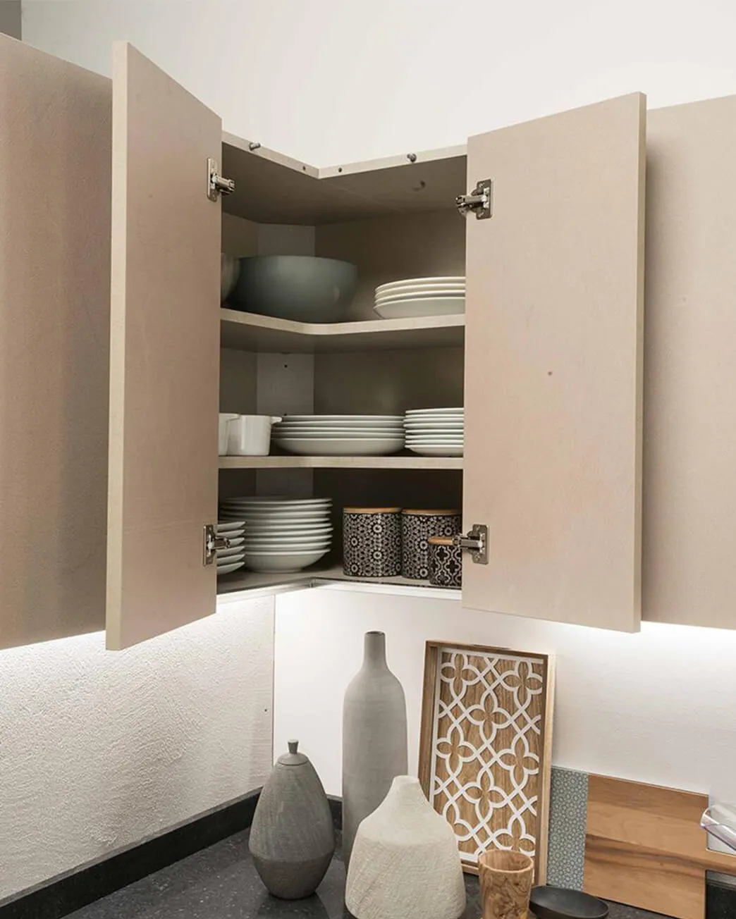 Corner Wall Unit with Strip Handle
