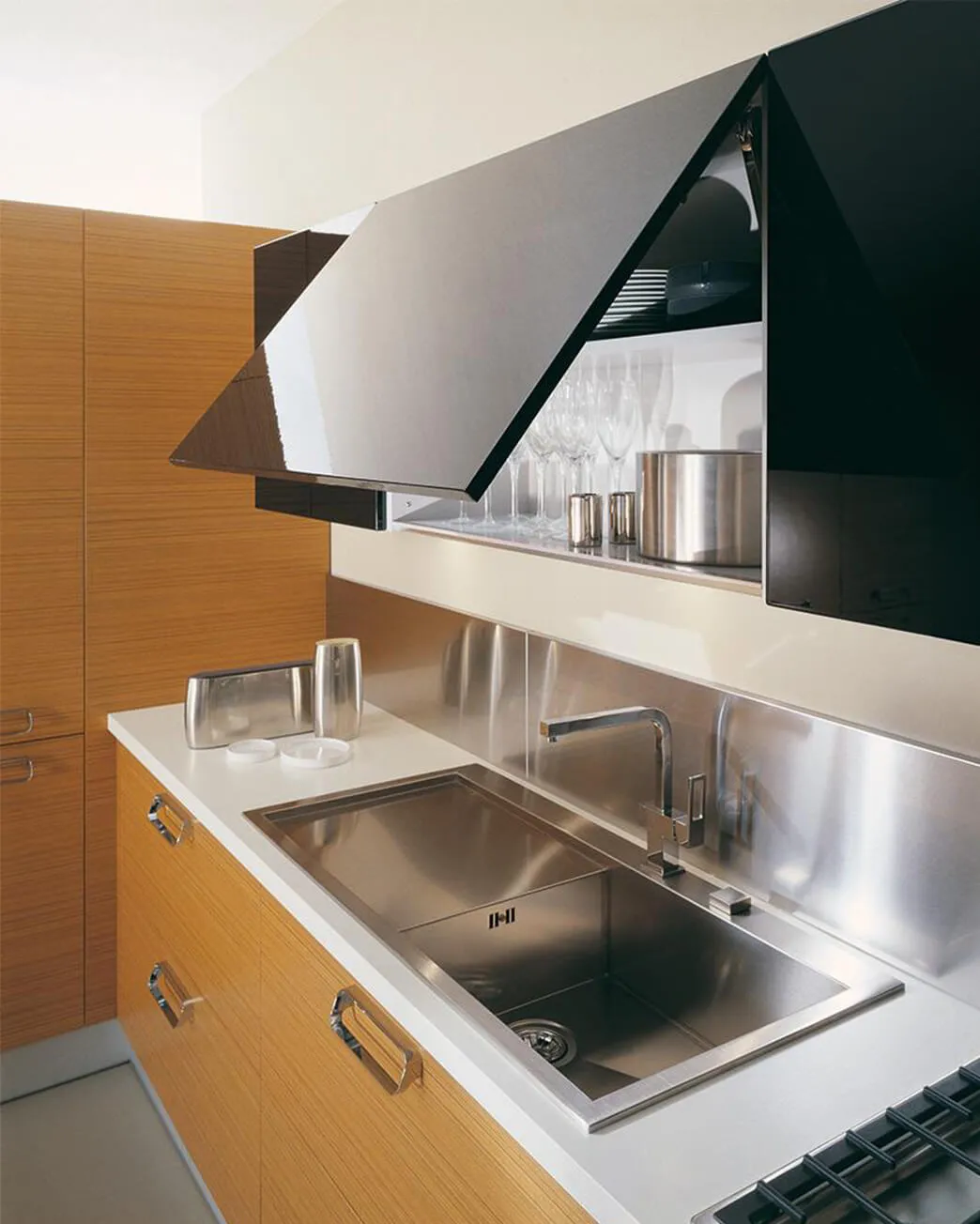 Wall Unit with Sstrip Handle