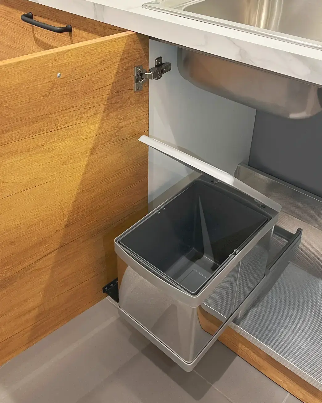 Pull-Out Waste Bin, Manual Opening