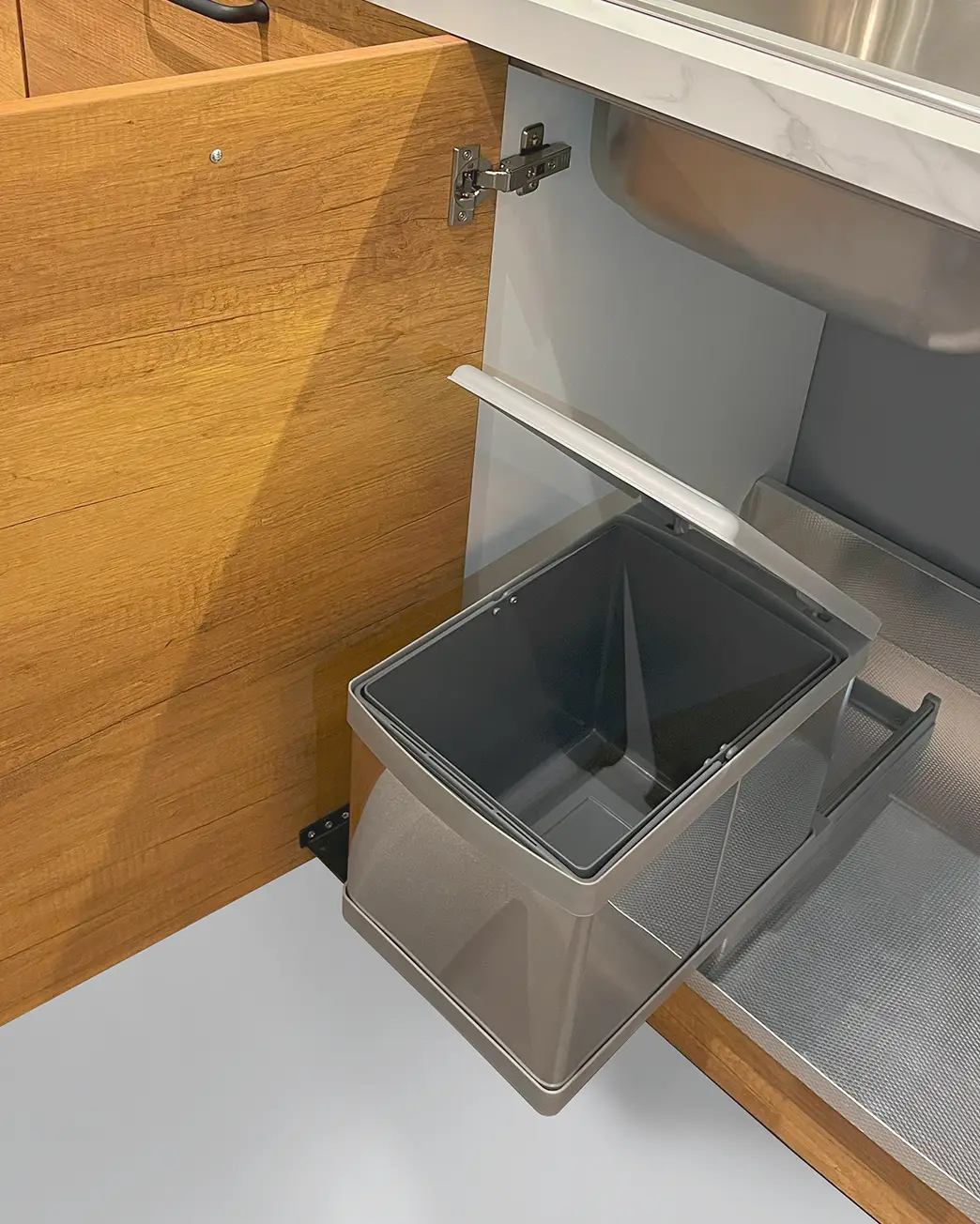 Pull-Out Waste Bin, Manual Opening