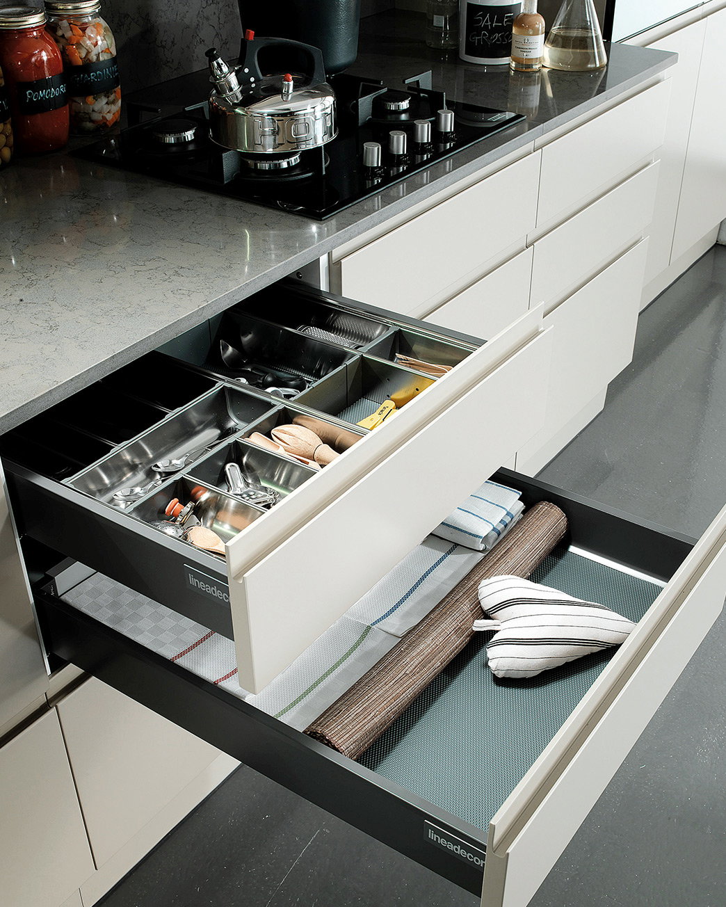Antaro Drawer